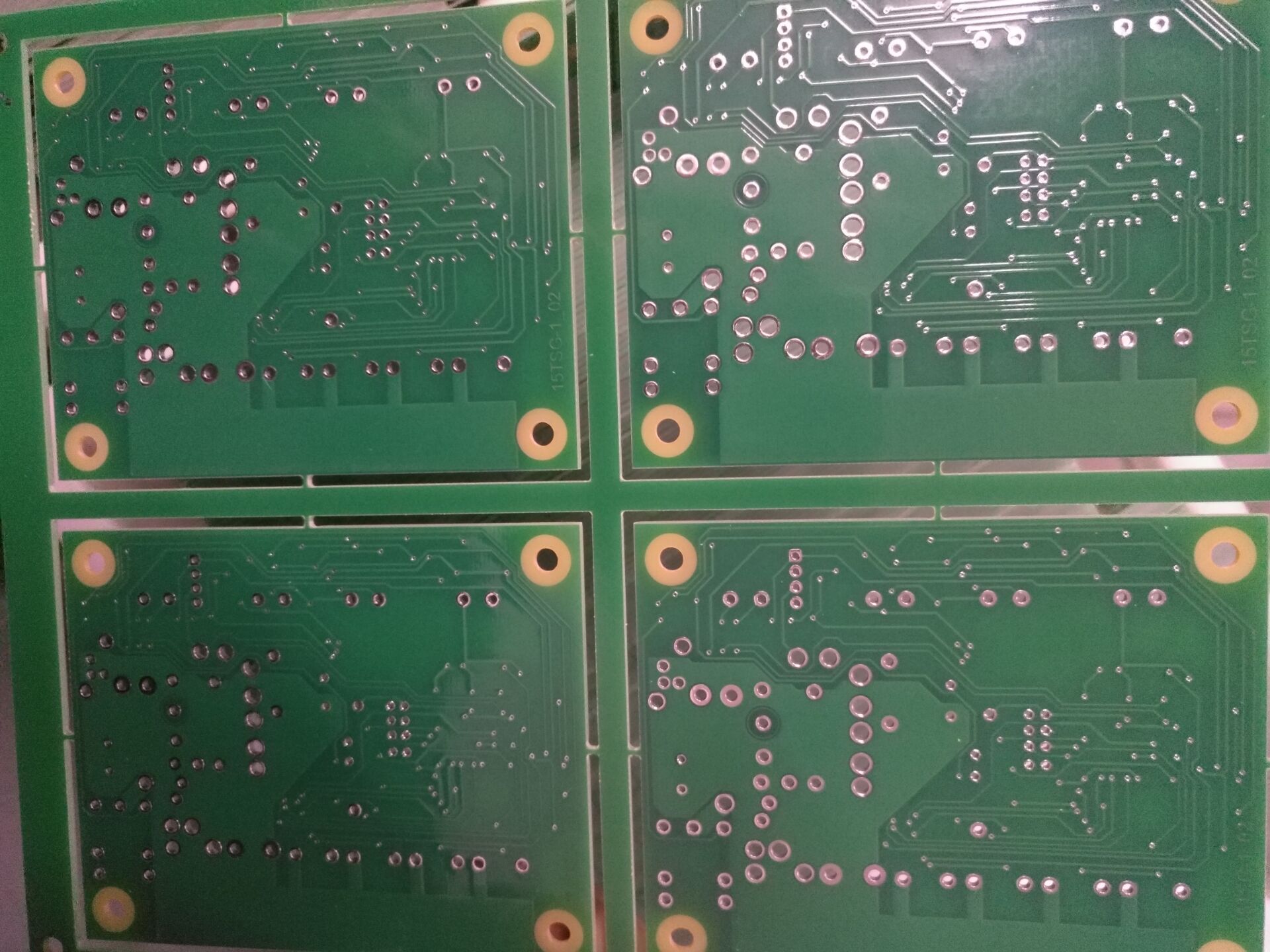 板子做工不錯(cuò)，打樣的時(shí)候領(lǐng)導(dǎo)老板很滿(mǎn)意，這次做了8層批量板，還是一如既往的好。感謝廠(chǎng)家！